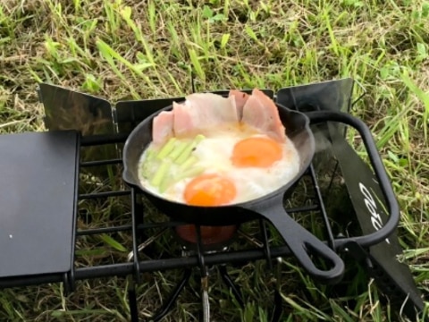 ジブリ飯★ベーコンエッグ★アスパラを添えて